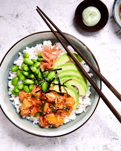 Japanse poké bowl met zalm