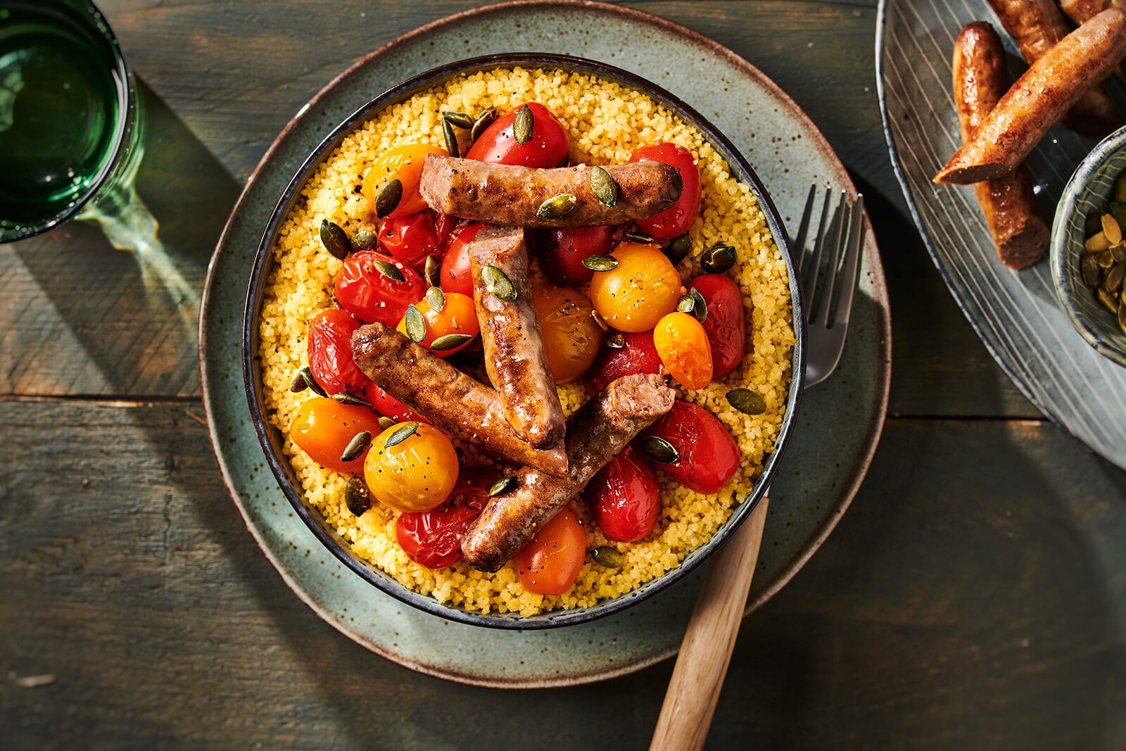 COUSCOUS MET CHIPOLATAWORSTJES EN TOMAAT CHIPOLATAWORSTJES, GEMBER EN TOMAAT