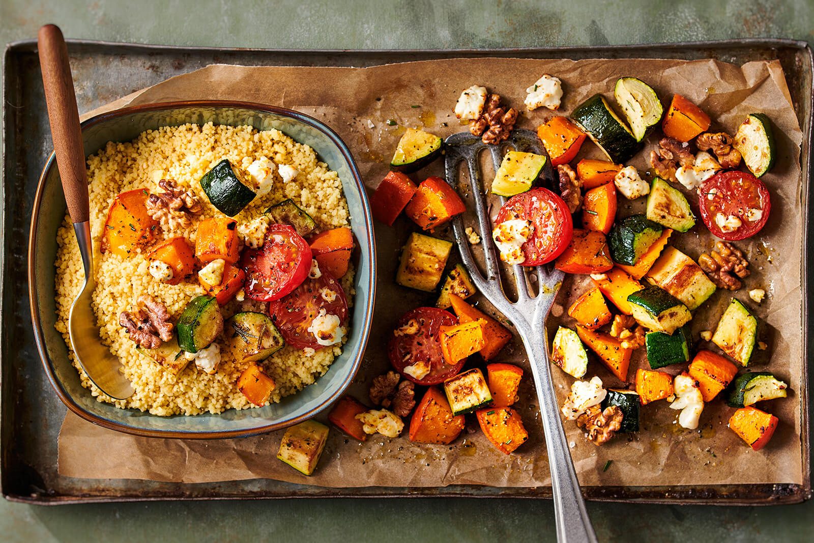 baking tray met herfstgroenten, walnoten en bulgur
