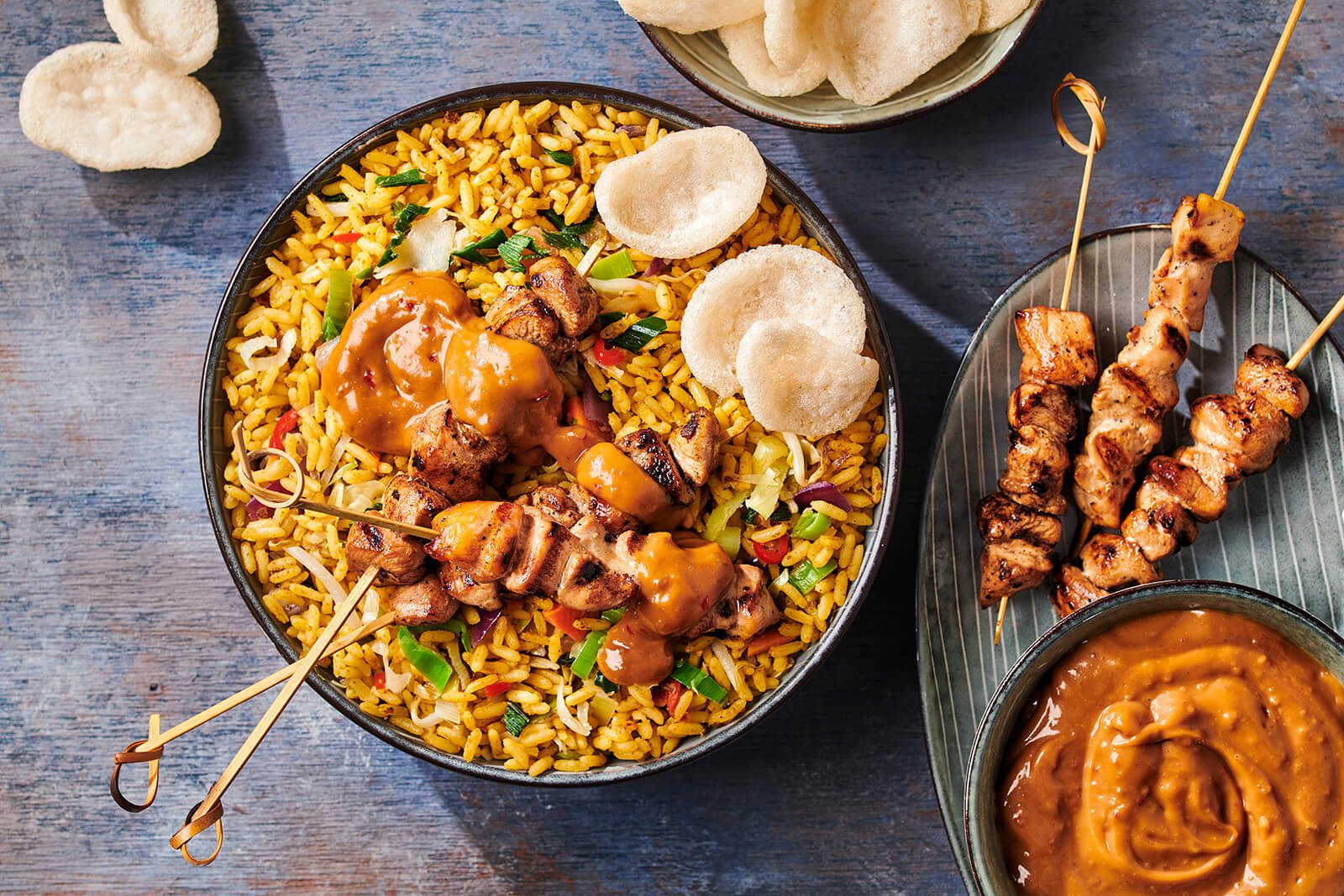 Nasi goreng met pindasaus en kipsaté