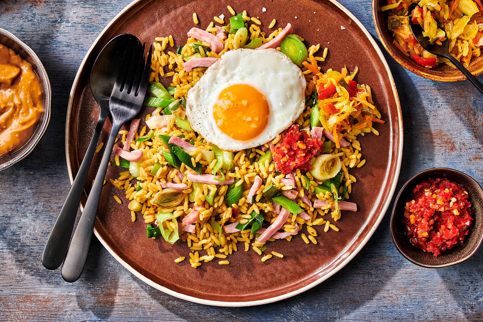 544 Nasi Goreng Simpele nasi goreng met ham en gebakken spiegeleitje