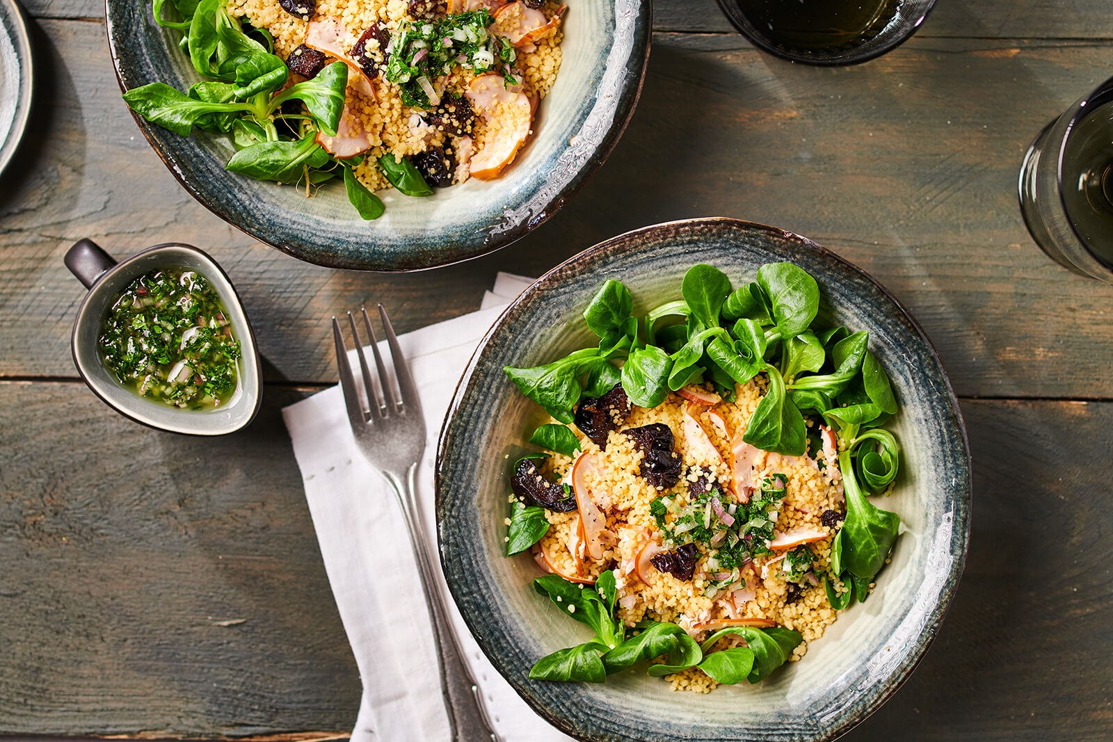 FRANSE COUSCOUSSALADE MET GEROOKTE KIP EN PRUIMEN