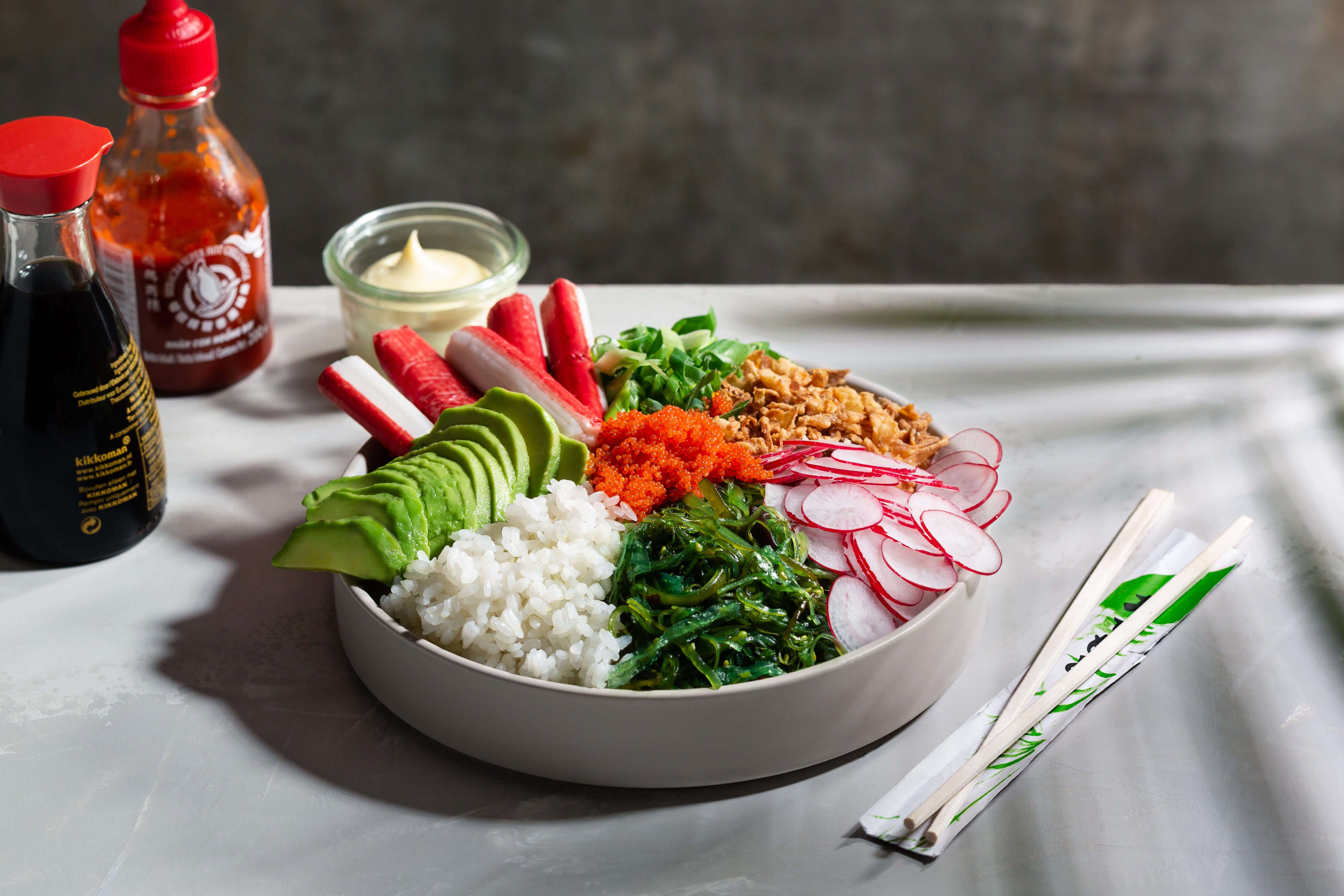 Snelle bowl met surimi en avocado