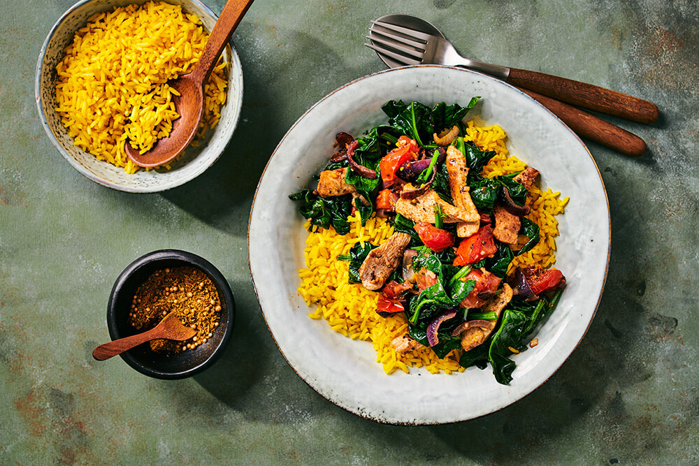 SURINAAMSE MASSALA KIP MET SPINAZIE EN GELE RIJST