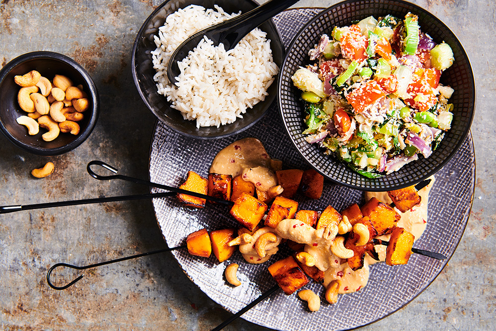 pompoensaté met notensaus en wokgroenten