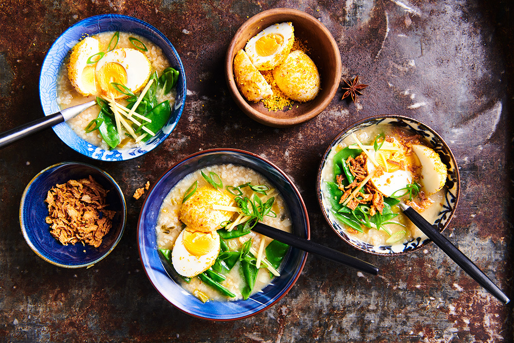Indische rijstsoep met seroendeng eitjes