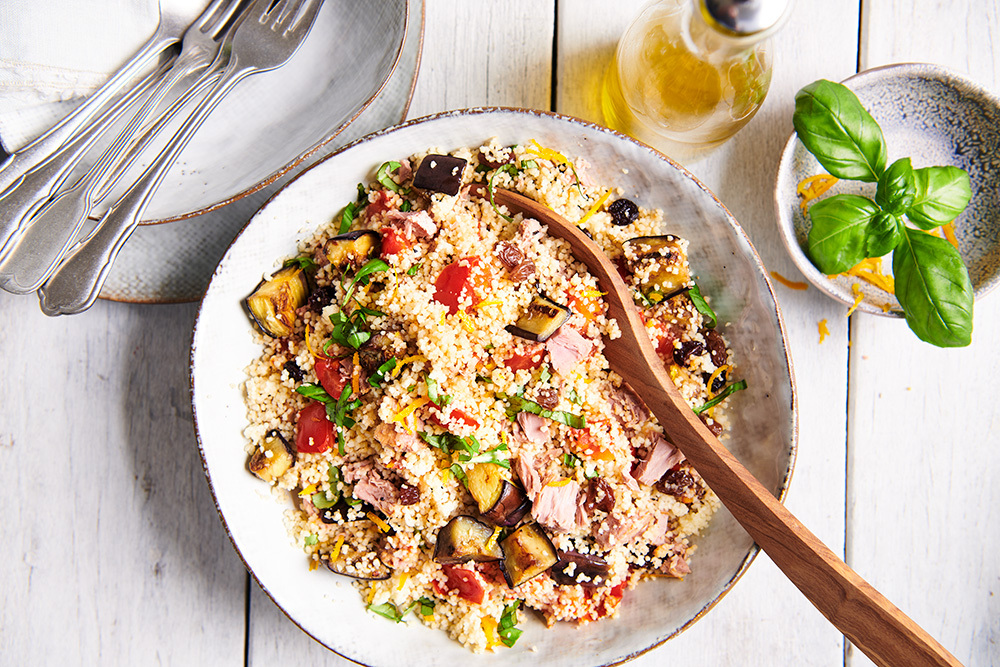 Siciliaanse couscous met aubergine, tonijn en rozijnen