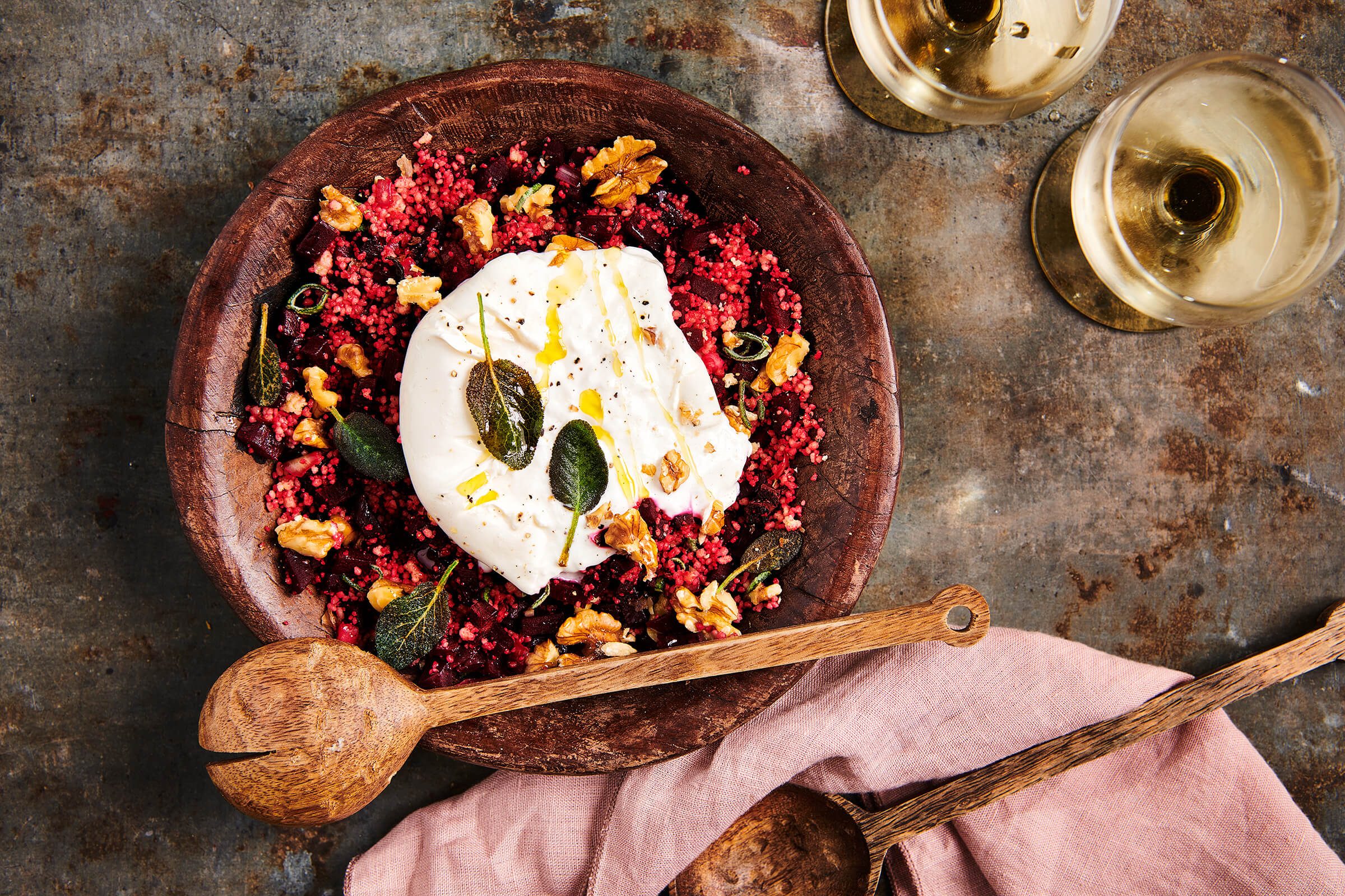 couscous met bietjes, salie, walnoot en burrata