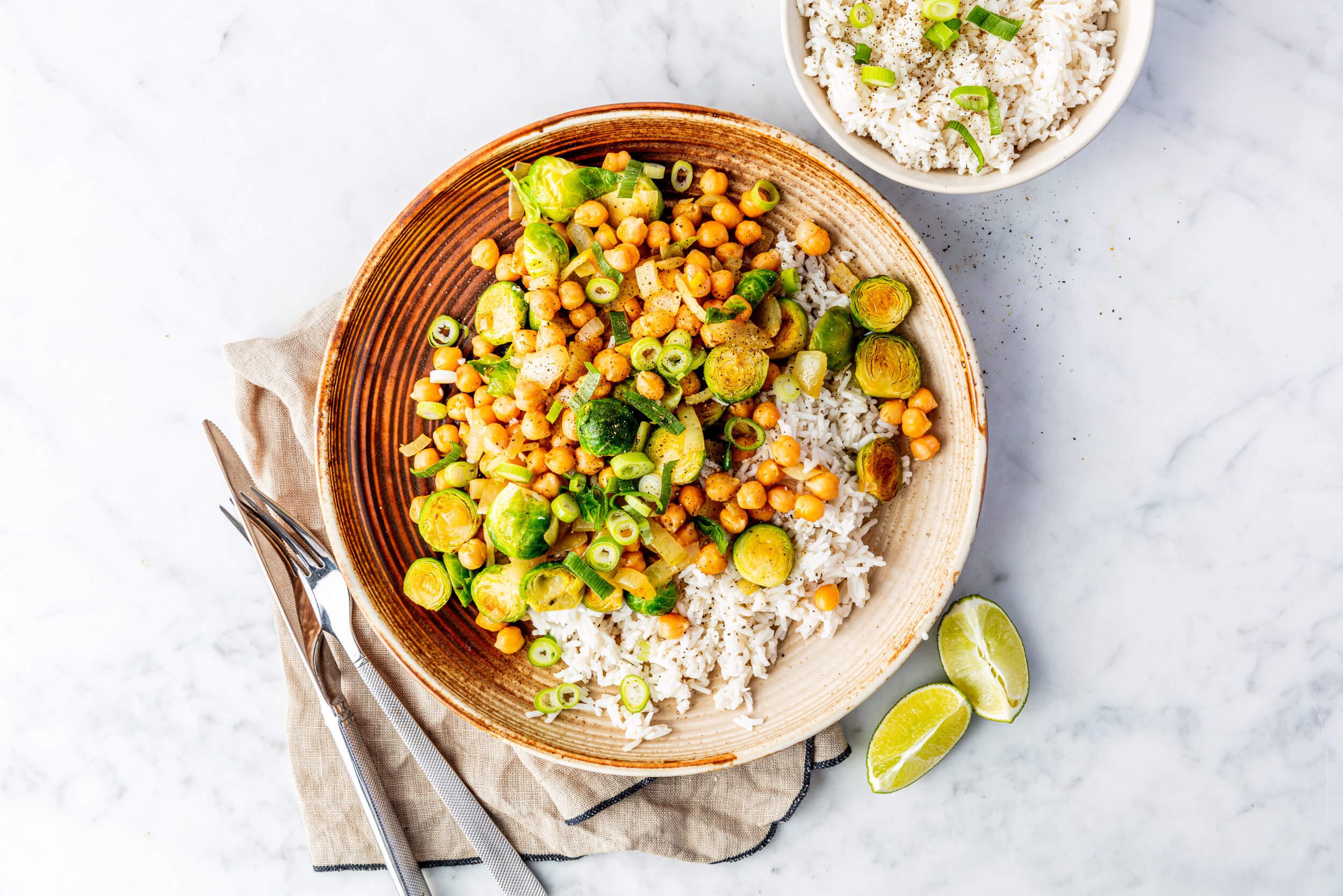 Kokosrijst met gebakken spruiten en kikkererwten