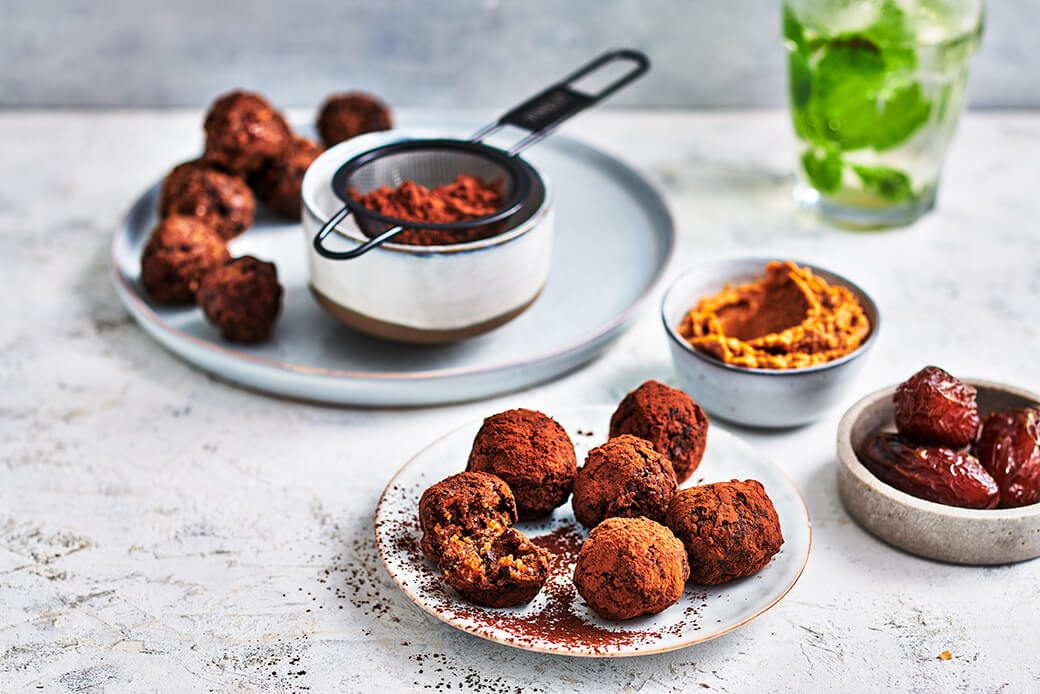 Bliss balls met dadels, quinoa en chocolade