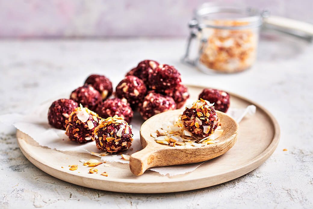 Bliss balls met rood fruit, bulgur en witte chocolade