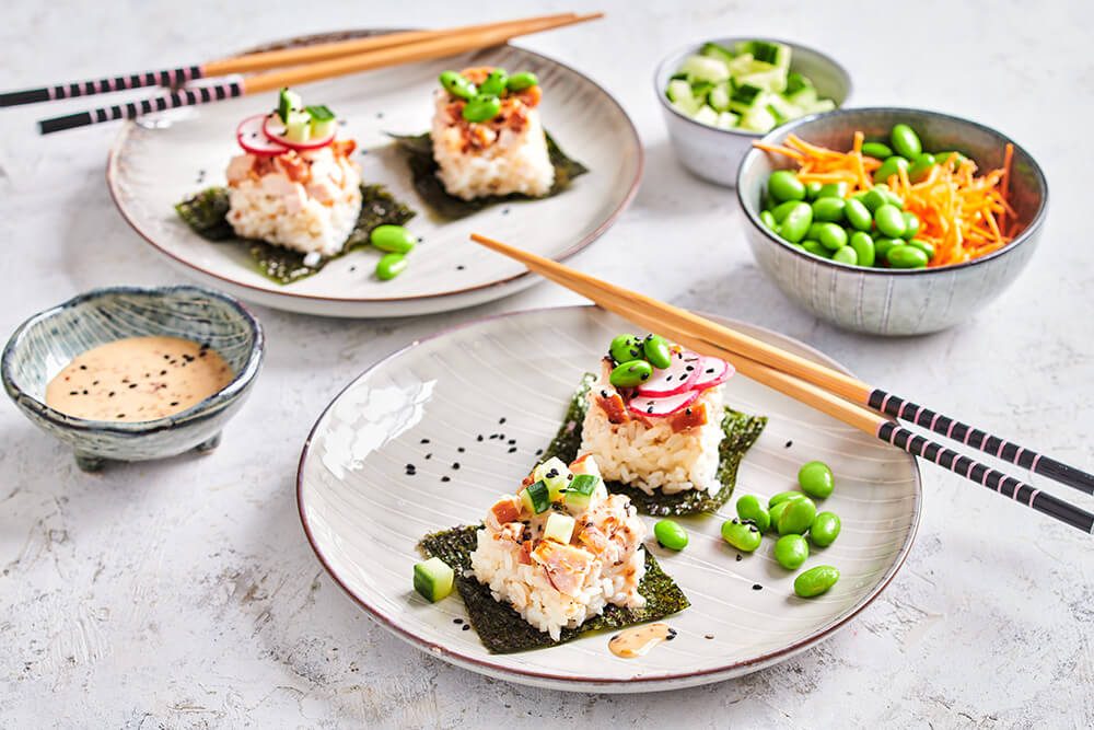 TRAYBAKE POKÉ MET GEROOKTE KIP & SESAMDRESSING