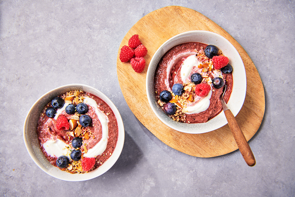 688 Lassie Voorgestoomde Quinoa quinoa smoothiebowl met een kwarkswirl en blauwe bessen
