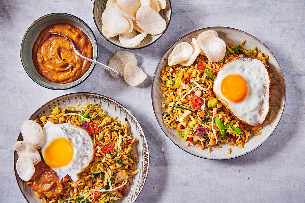 743 Lassie Bijnaklaar Nasi Goreng Nasi goreng met spiegelei en pindasaus liggend beeld