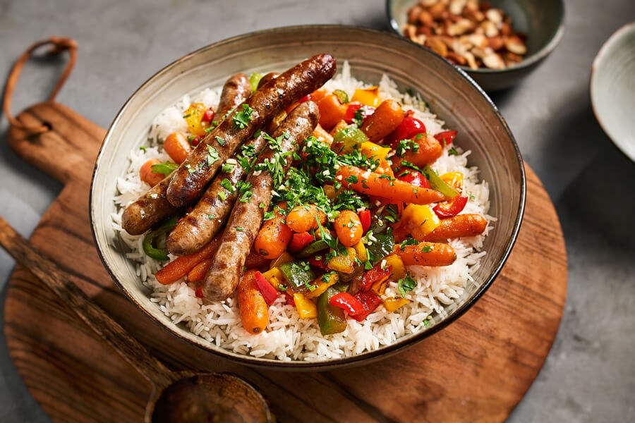 Basmatirijst Gegrilde Chipolata Worstjes Met Paprika En Bospeen