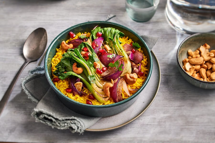 GELE RIJST MET SHANGHAI PAKSOI EN CASHEWNOTEN