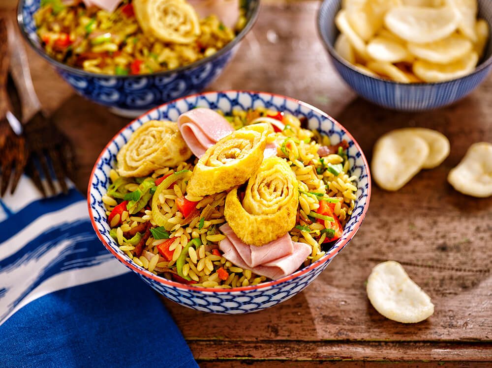 nasi goreng met omelet