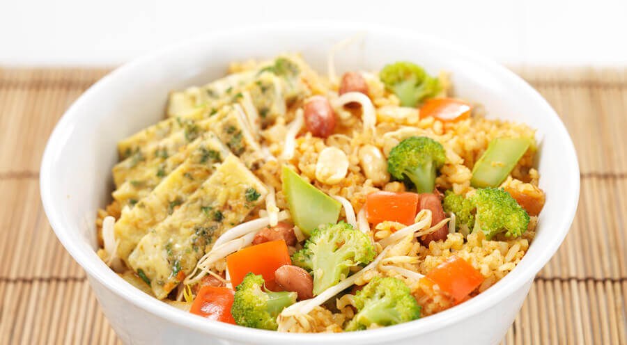 Nasi goreng met pittige omelet in broccoli