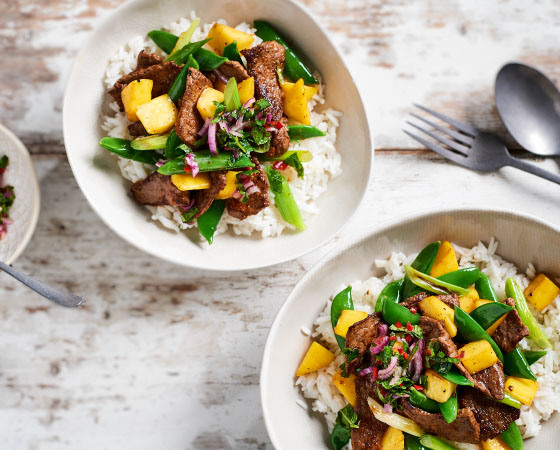 Biefstuk met muntsalsa, pandanrijst en sugarsnaps