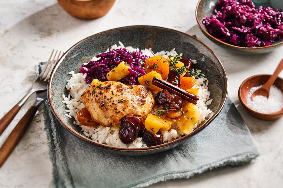 GESTOOFDE KIPPENDIJ MET TUTTI FRUTTI, RODE KOOL EN KANEEL