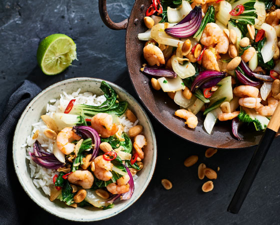 Thaise roerbak van garnalen, paksoi en pinda’s