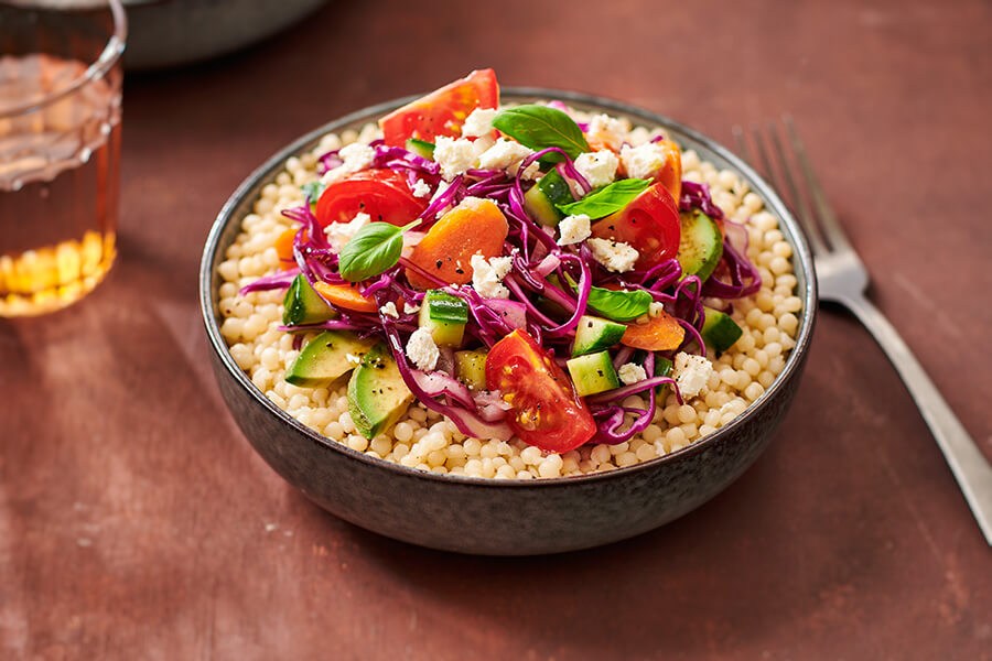 KRUIDIGE CHOPPED SALAD EN BASILICUM MET PARELCOUSCOUS