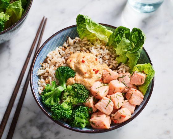 POKÉ BOWL MET PITTIGE ZALM EN BROCCOLI