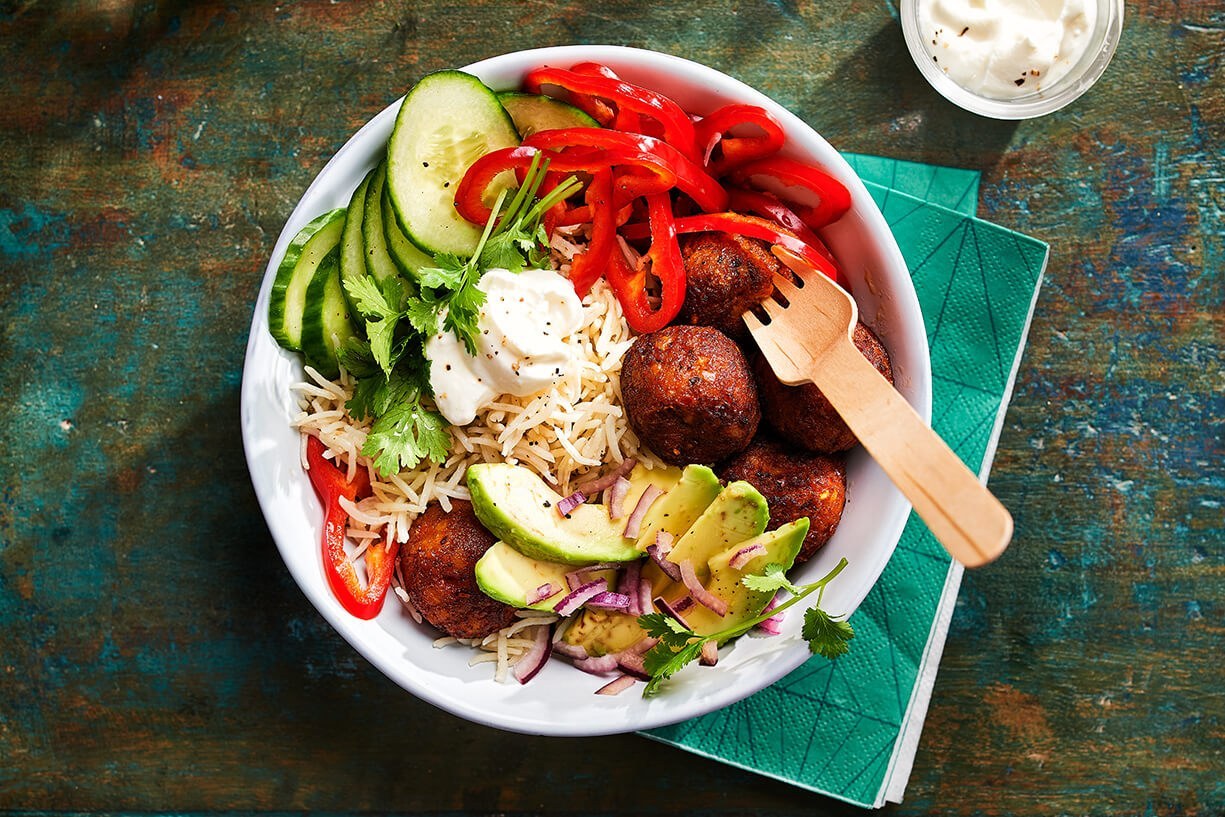 Frisse limoenrijstbowl met falafel