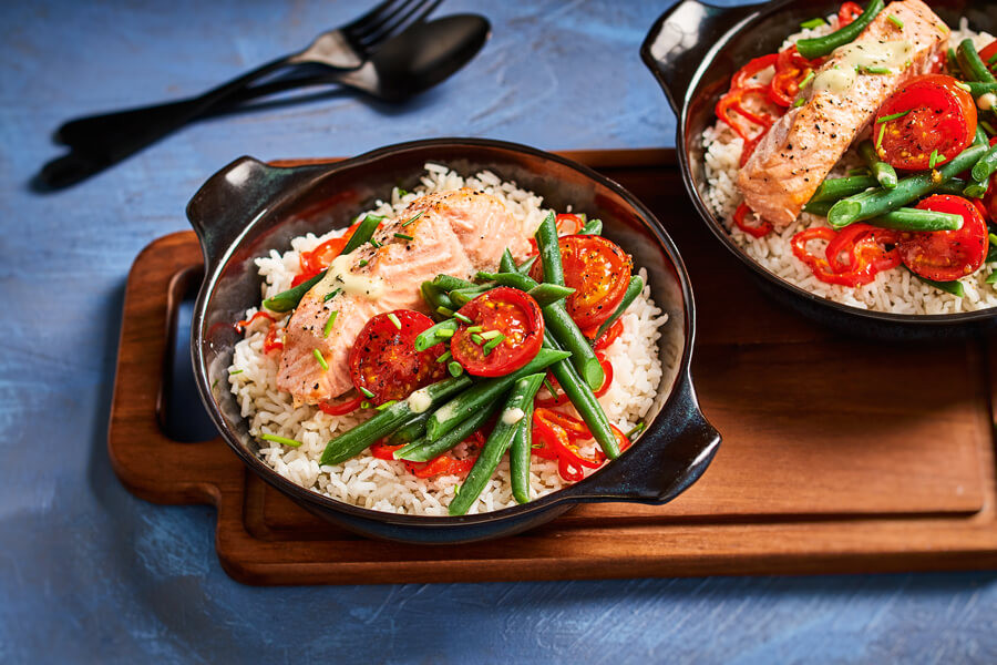 ZALM MET KRUIDENBOTER EN TOMAAT