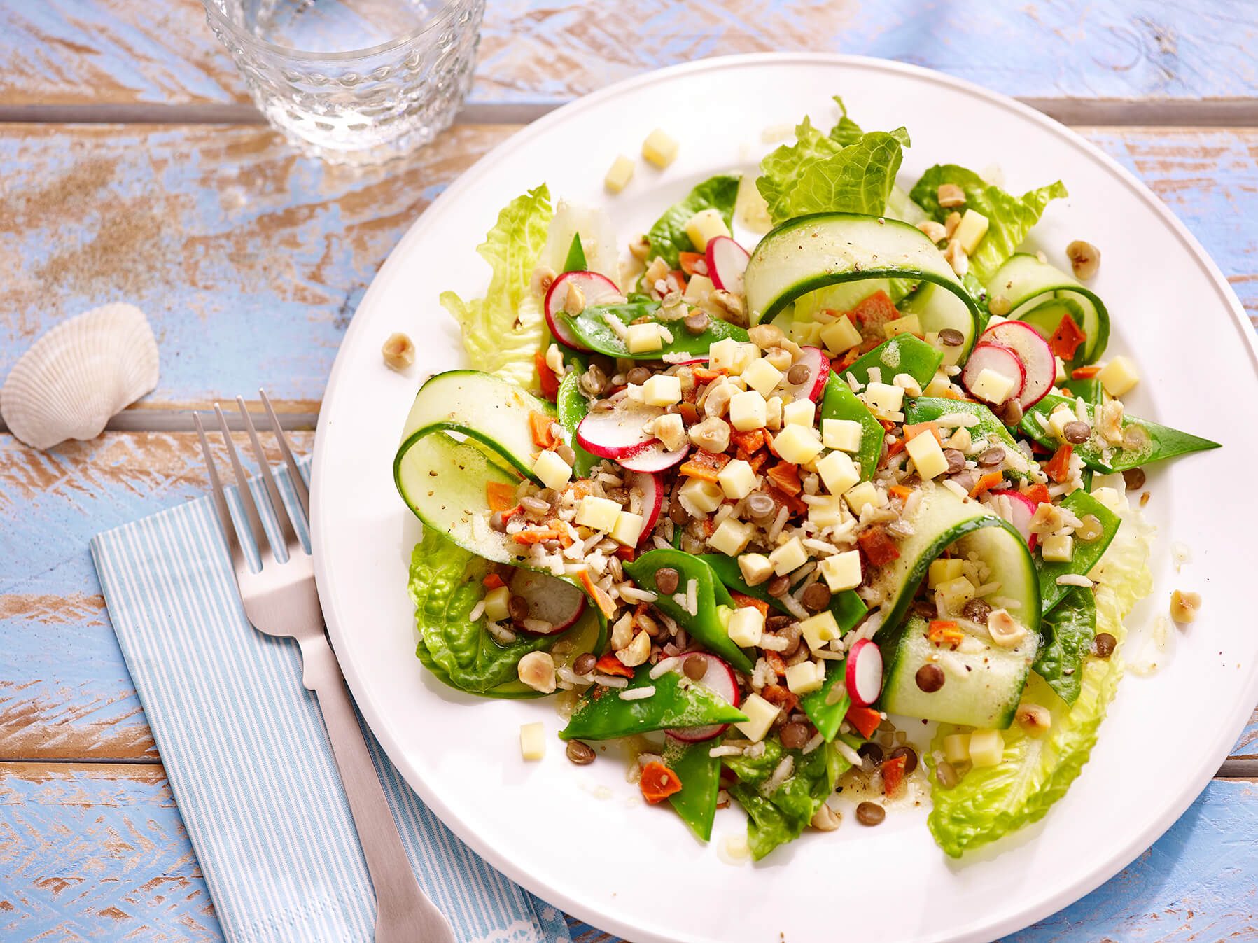 RIJST-LINZENSALADE MET PEULTJES EN HAZELNOTEN