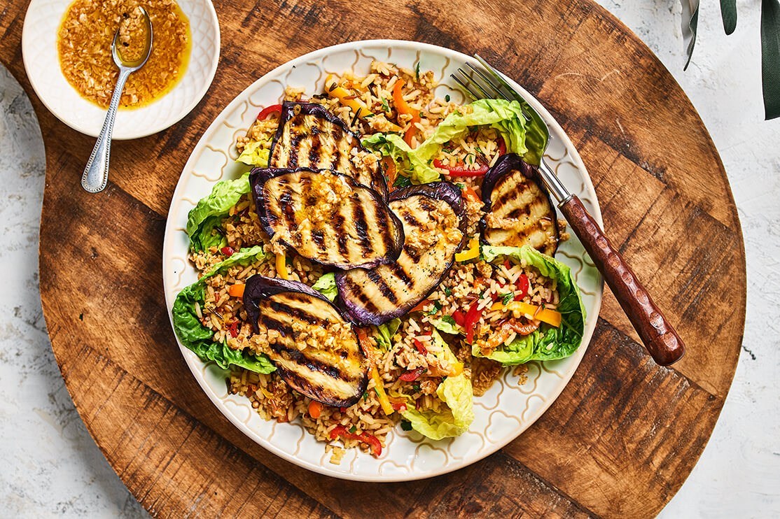 Zilvervliesrijst Met Sorghum En Wilde Rijst Rijstsalade Met Aubergine En Pindadressing