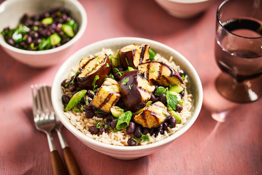 Zilvervliesrijst Zwarte Bonen En Aubergine