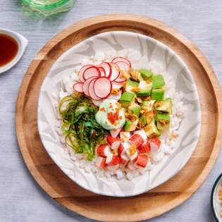 Snelle poké bowl met surimi en avocado