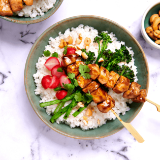 Teriyaki poké bowl met kip, gegrilde bimi en cashewnoten
