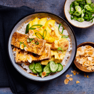 Pompoen poké bowl met kruidige tofu en mango