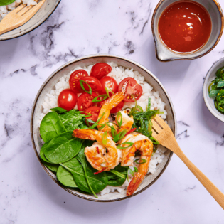 Poké bowl met knoflook-chiligarnalen en zeewiersalade