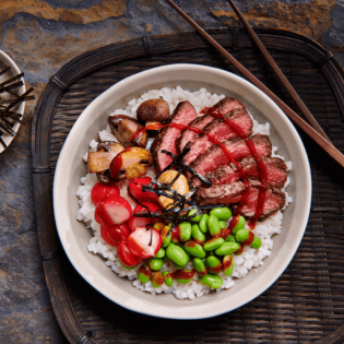 Beef poké bowl met krokante nori en zoetzure radijs