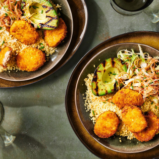 Coleslaw met gegrilde avocado en veggie nuggets