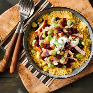 Bulgur met gerookte kip gestoofde bieten en tuinbonen