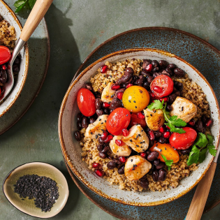 Frisse quinoasalade met kip kerstomaatjes en sesamzaadjes