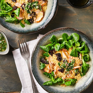 Franse couscoussalade met gerookte kip en pruimen