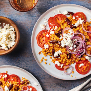 Pittige couscoussalade met ui, kidneybonen en fetakaas