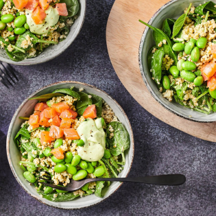 Groene bulgursalade met gerookte zalm en avocadodressing