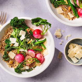 Lauwwarme quinoasalade met gestoofde bimi en radijs