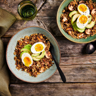 Linzenquinoa met champignons avocado en 'n eitje