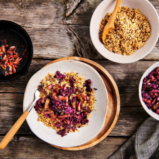 Voorgestoomde quinoa met zoetzure rodekool spekjes en dadels