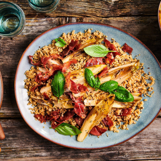 Voorgestoomde quinoa met gekarameliseerde witlof ham en gember