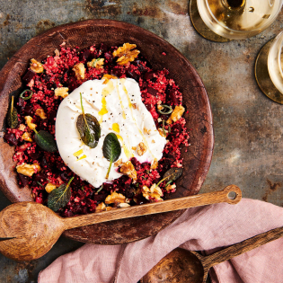 Voorgestoomde couscous met bietjes, salie, walnoot en burrata