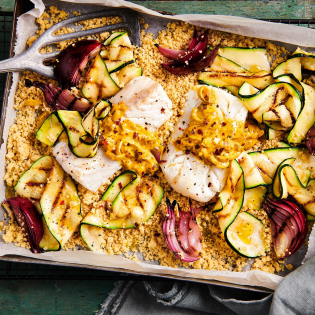 Voorgestoomde couscous met gegrilde courgette en kabeljauwfilet in vadouvansaus