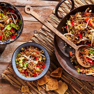 Quinoa goreng met tempeh en pindadressing